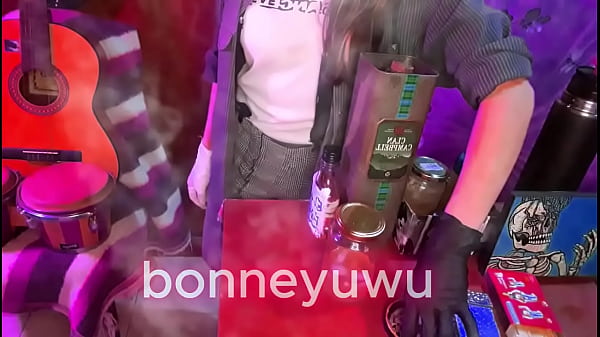 Bonneyuwu - 18:36 Bartender pays Bonney to suck a dildo