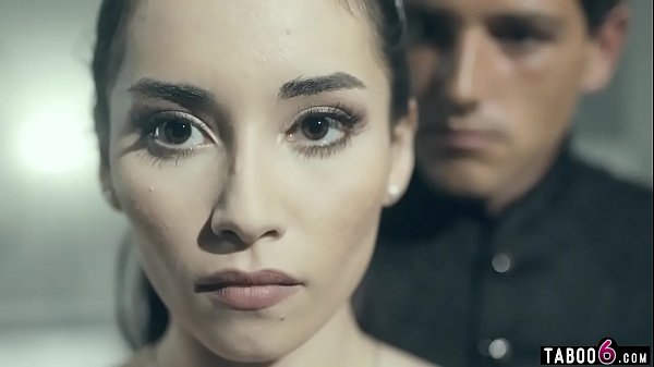 Une Ménagère Jeune Fille Trompe Le Système Strict À L'avenir