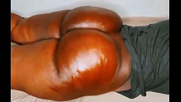 大きな尻にオイルを塗ってトゥワーク