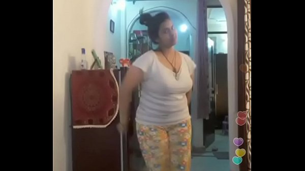 Hot desi indian bhabi shaking her sexi ass &boobs on bigo live...2