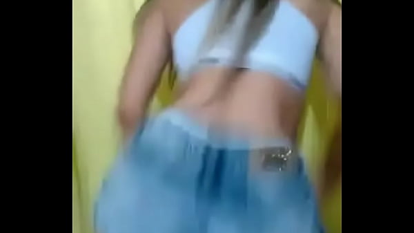 Novinha gostosa dan&ccedil;ando funk