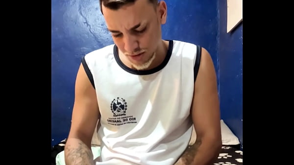 Novinho chega da escola cheio de tesao e joga o...