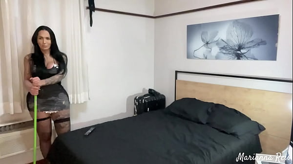 na hora da faxina a empregada resolveu ver nove...