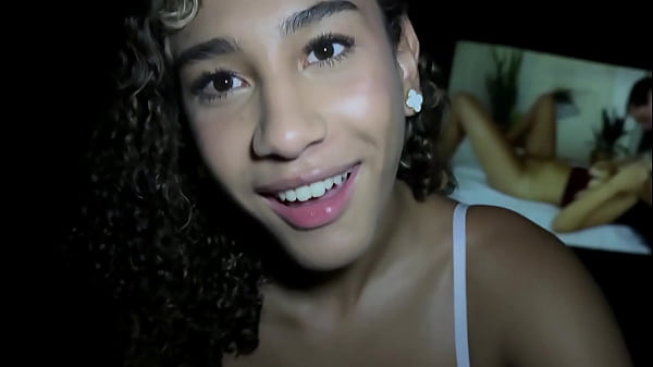 Fudendo a gostosa da hotsolzinha no cinemão.