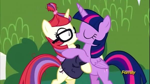 Twilight y moondancer cariñosas <3