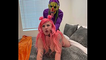 Gibby The Clown - Una rubia con un gran trasero folla con un payaso para vengarse del padre de su hijo, que es un inútil.