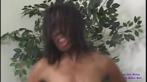 Download Video - Il capo non &egrave; contento della sua segretaria e la scopa nel suo ufficio