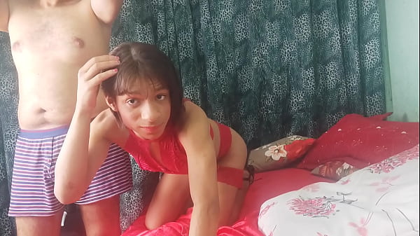 Linda boneca dotada sendo arrega&ccedil;ada por garot&atilde;...