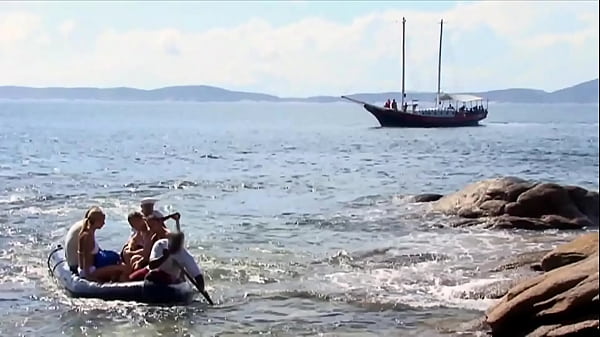 Japonesa Safada cavalgando e mamando rola do primo dotado