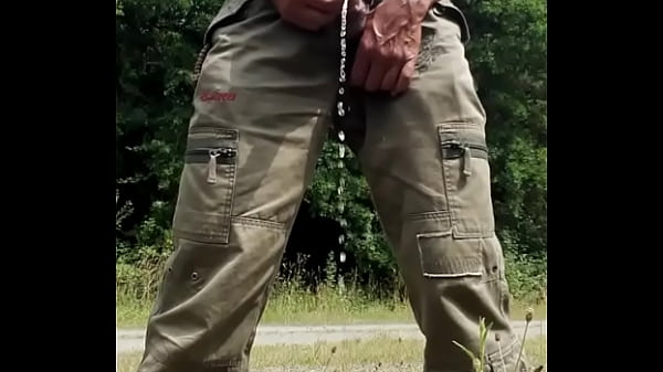 je pisse et me caresse la bite en exterieur vi&eacute;...