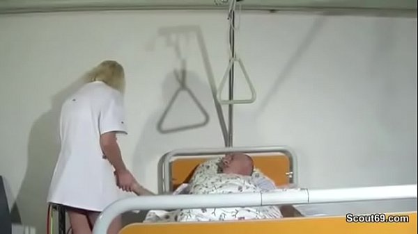 Download Video - Krankenschwester hilft alten Patienten mit einem Fick im KH