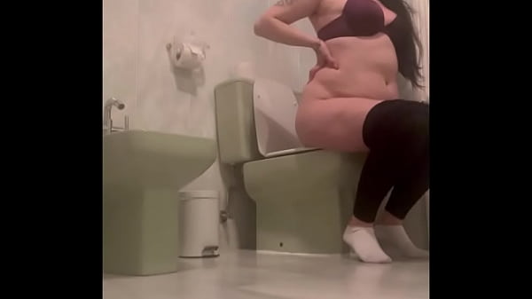 Long long farts 40 sec in toilet