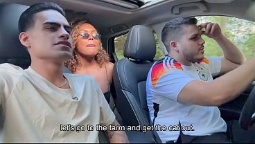ラテン系黒人熟女が車の中で若い男に屋外でファックされる―俺は彼女の中に射精する！ダニエル・マスト＆カーラ・モレッリ