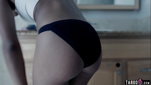 Download Video - Ebony teen Scarlit Scandal fucks a delivery guy during a pandemic