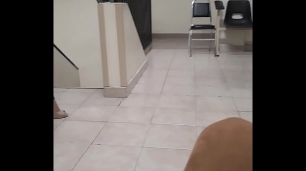 El Cornudo Fisgon - Viendo el culote de la recepcionista