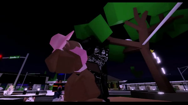 Чернокожие парни и миниатюрная блондинка