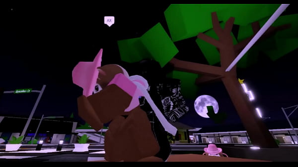 Чернокожие парни и миниатюрная блондинка