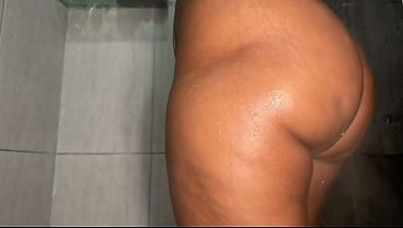 Taking a nice bath before giving my sweet little pussy to my husband so he can get me pregnant nicely.