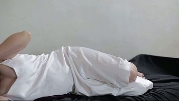 BOKEP INDO JILBAB TOBRUT PAKAI GAUN SATIN PUTIH DI ENTOT SAMPAI KELUAR DI DALAM
