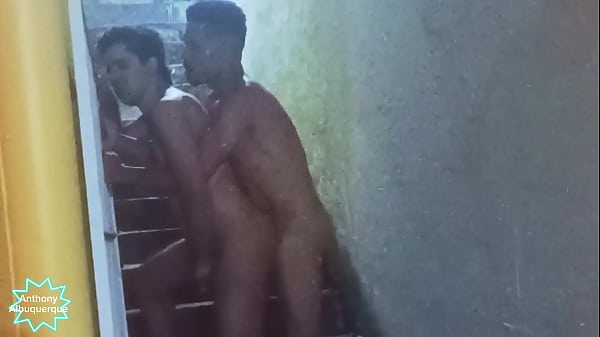 Dois quebrada pauzudo fudendo no escadão da favela