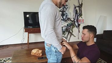 Download Video - PAGANDO O MOTORISTA COM PICA