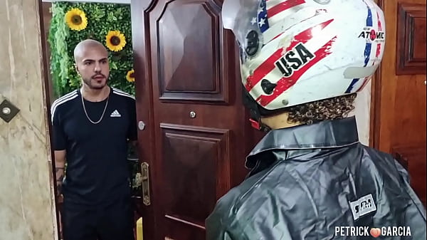 O motoboy deu mole e o cliente chupou e sentou ...