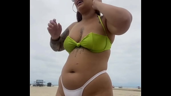 Download Video - O VENDEDOR DE QUEIJO N&Atilde;O PARAVA DE OLHA PRA MINHA BUCETA NA PRAIA