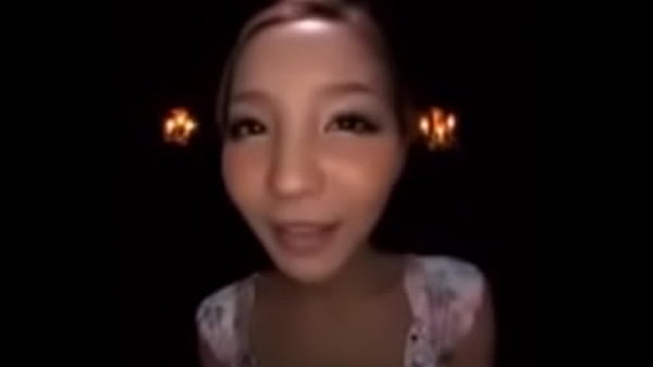 可愛い女の子がガラス板にベロキス