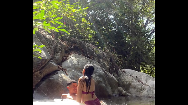 Download Video - Sexo en la selva&comma; me follo a una chica desconocida en un r&iacute;o de Colombia