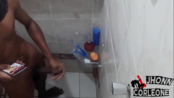 Download Video - C&acirc;mera escondida flagra novinho da rola ENORME batendo punheta pra Hentai no banho