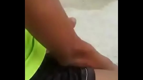 Download Video - Amigos batendo punheta e gozando juntos