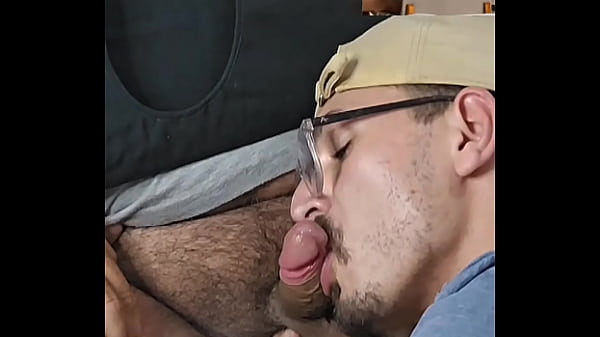 Ofereci uma grana ao entregador de &aacute;gua hetero ...