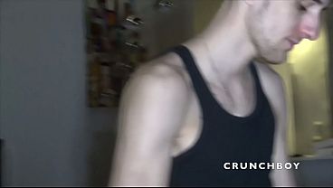 il a 20 ans et ador baiser les daddys de 50 ans