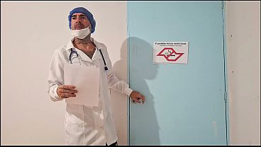 Download Video - Casada deixa ginecologista brincar com sua buceta enquanto marido na sala de espera&excl;