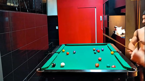 Jogando uma sinuca com a trans do interior pauzuda