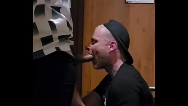 H&eacute;tero dotado meteu fundo no banheiro do cinema!