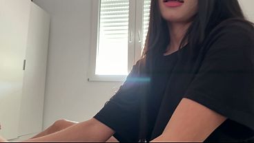 私のラテン系の義理の妹は、飛行機に乗る前にパンツを履くのを忘れてしまう。