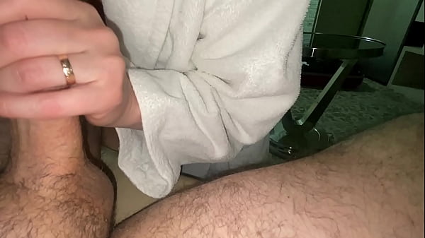 The maid sucked the client's big dick in the hotel