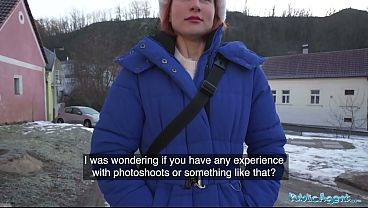 彼女はPOVで見知らぬ人の前で緊張しながら服を脱ぐ - パブリックエージェント