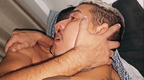 Download Video - Depois de muita curti&ccedil;&atilde;o na balada&comma; o pau cantou na madrugada entre esses machos&period; - FULL RED SHEER&period;COM