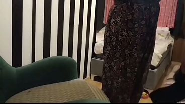 ヒジャブを着用したトルコ人女性が夫を裏切った、ギュネシュ・トプラク