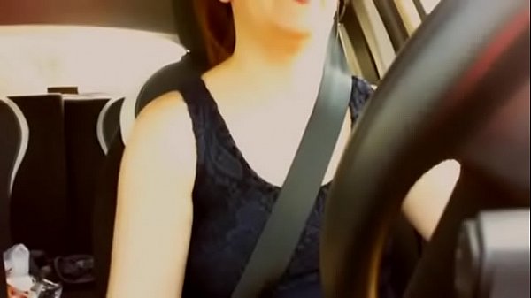 Download Video - Guido e mi masturbo in macchina fino a venire in pi&ugrave; orgasmi bagnati