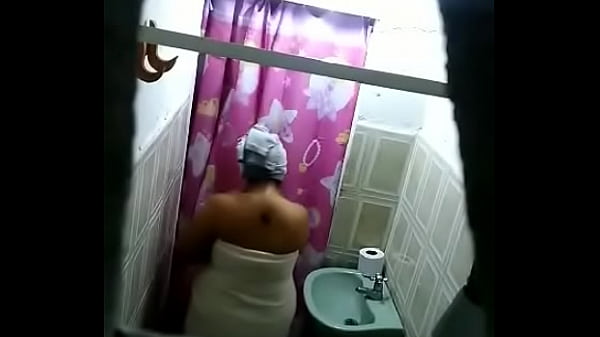 Mi vecina sale de la ducha