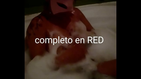 sola en el jacuzzi .