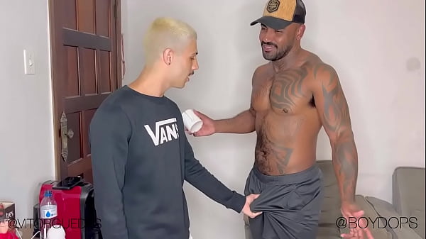 Download Video - O filho novinho da vizinha veio pega a&ccedil;&uacute;car e levou leite do neg&atilde;o dotado