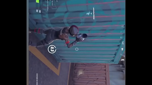 CETTE HOMME IMITTE UNE FEMME