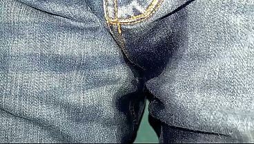 Pañal orinado la primera vez con mi pantalón Jean puesto