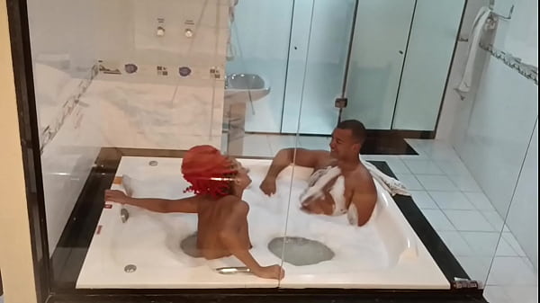 Arrastou a gostosa para hidromassagem