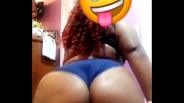 Big booty girl shaking it for da book