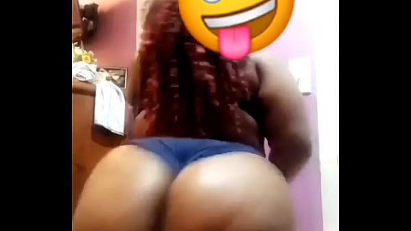 Big booty girl shaking it for da book